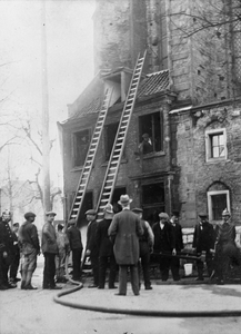 98647 Afbeelding van het blussen van de brand in een woonhuis tegen de zuidoostzijde van het koor van de Janskerk ...